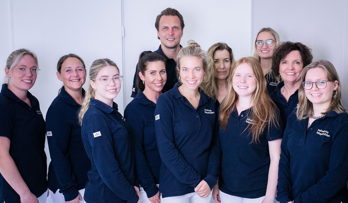 Gruppenbild des Teams von zahnärzte Mayerhöfer. Zu sehen sind Zahnarzt Dr. Mayerhöfer und Zahnärztin Dr. Mayerhöfer zusammen mit ihrem Team
